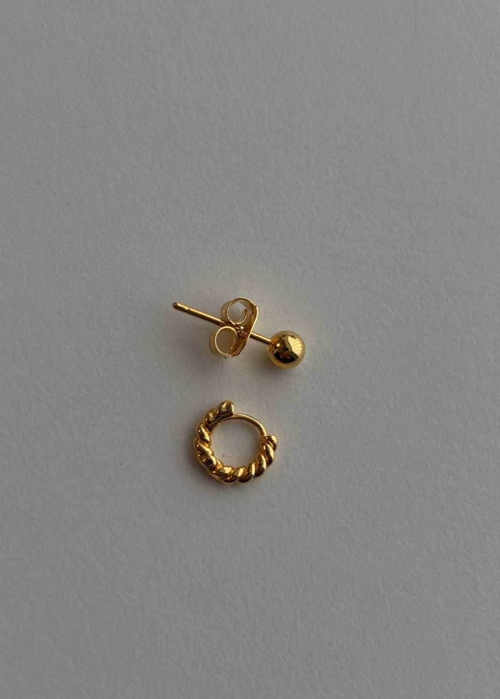 dot hoop pierce